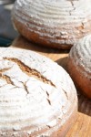 Brot-das-verbindet-backen-im-Holzofen